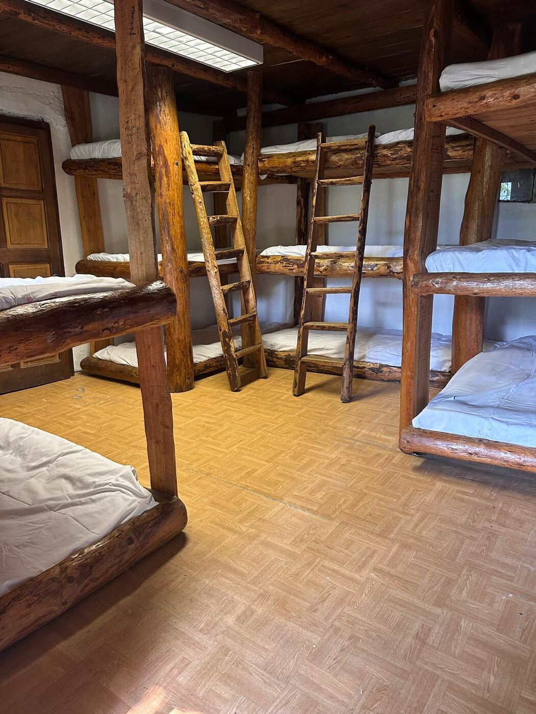 Camerata con letti a castello in tronchi di legno