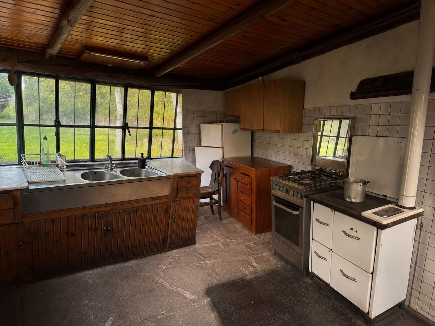Cucina ampia e luminosa con vista sul bosco