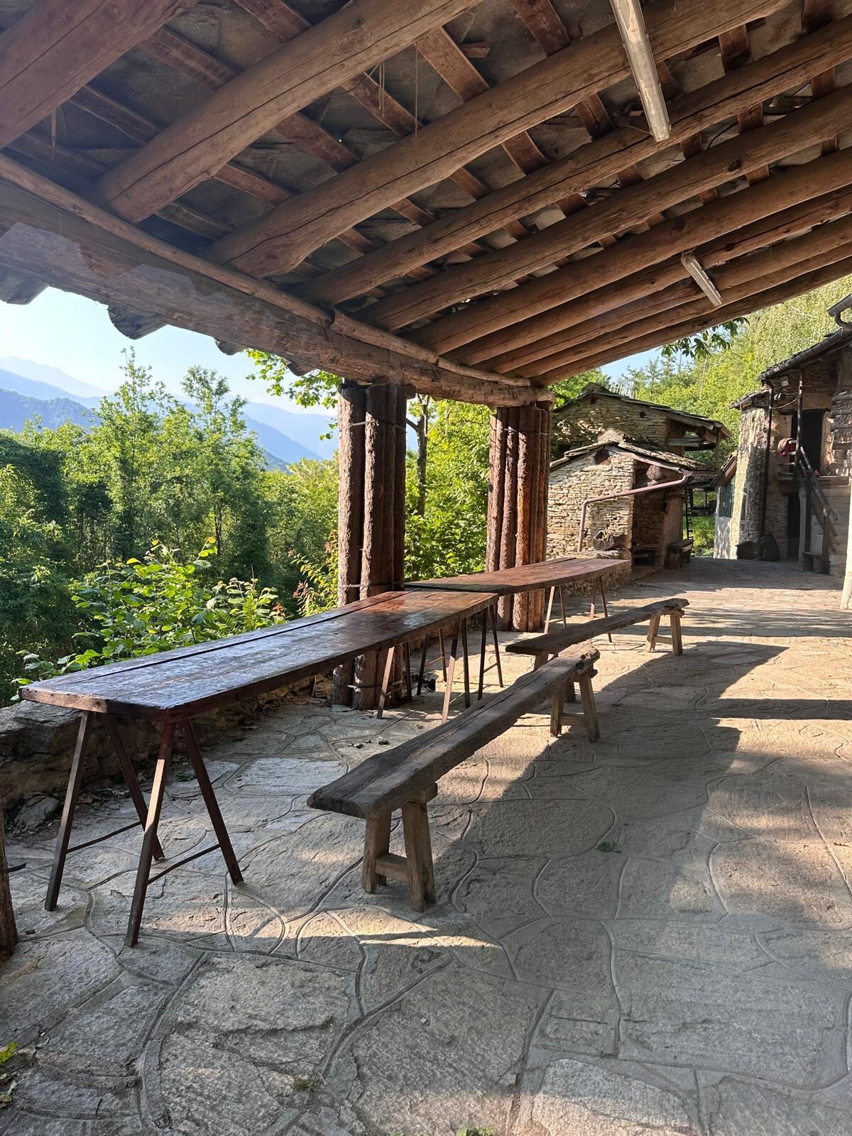 Tettoia con tavoli e vista sulle montagne